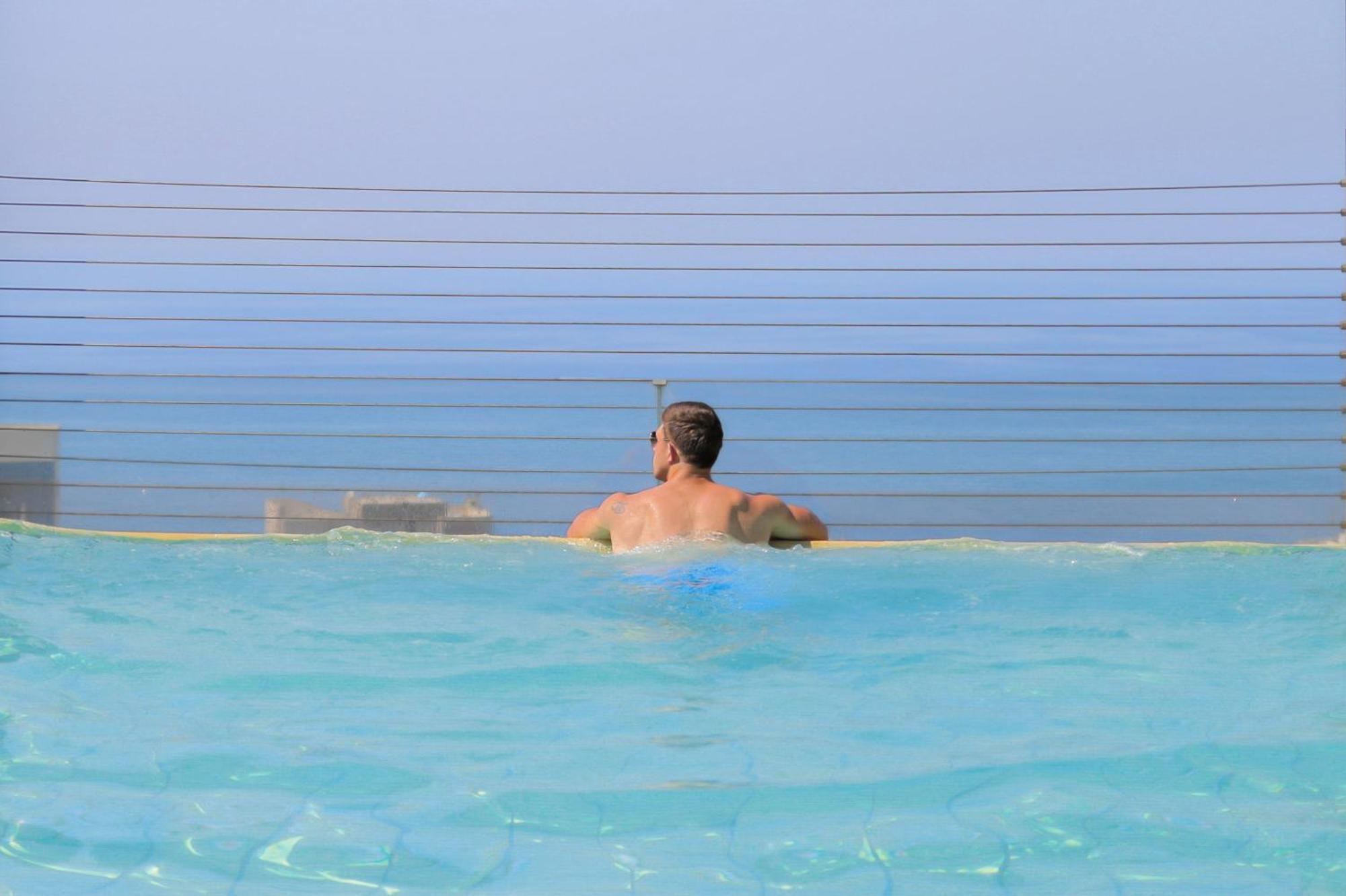 Gefinor Rotana - Beirut Ξενοδοχείο Εξωτερικό φωτογραφία Swimming pool at the Dead Sea