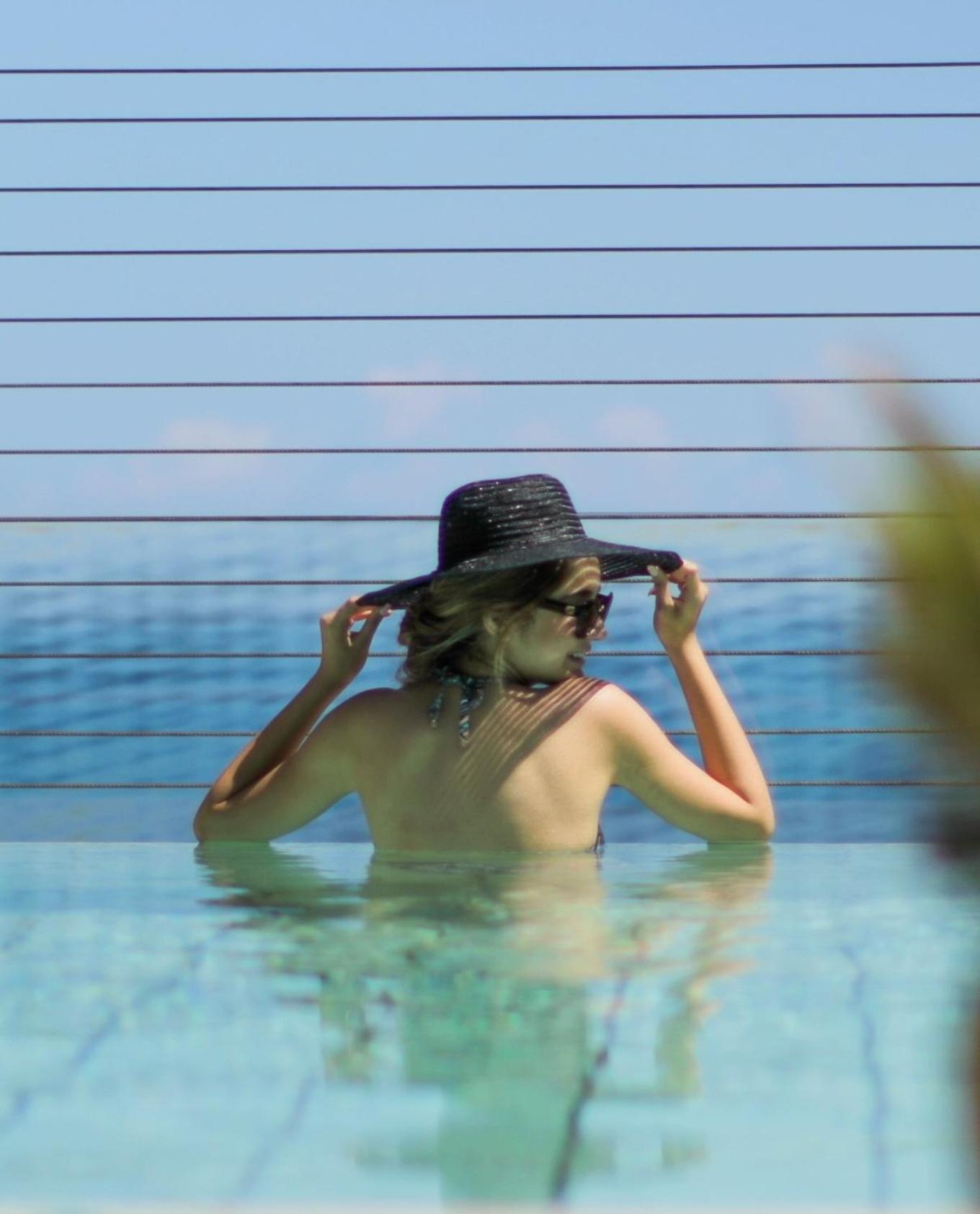 Gefinor Rotana - Beirut Ξενοδοχείο Εξωτερικό φωτογραφία A woman wearing a sun hat