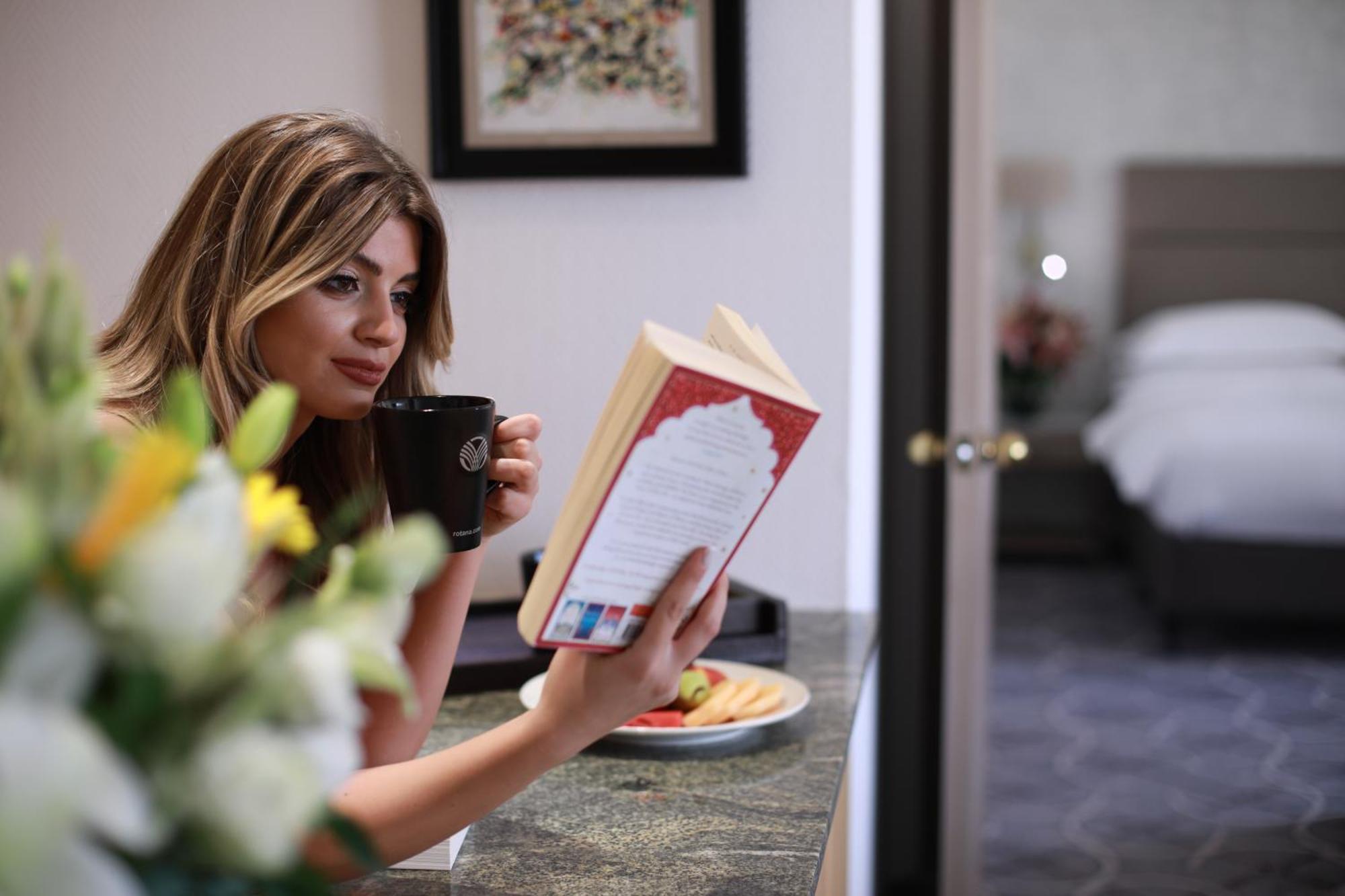 Gefinor Rotana - Beirut Ξενοδοχείο Εξωτερικό φωτογραφία A woman reading a book