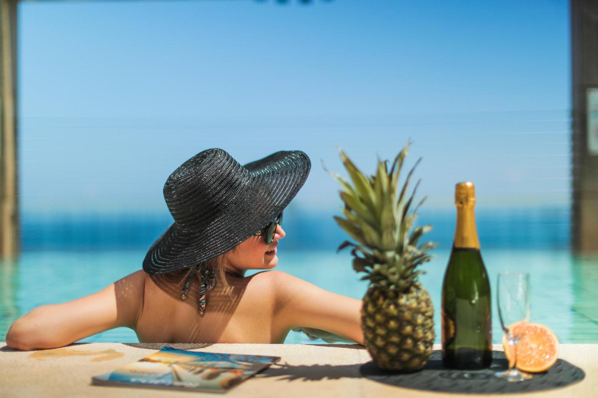 Gefinor Rotana - Beirut Ξενοδοχείο Εξωτερικό φωτογραφία A woman sunbathing