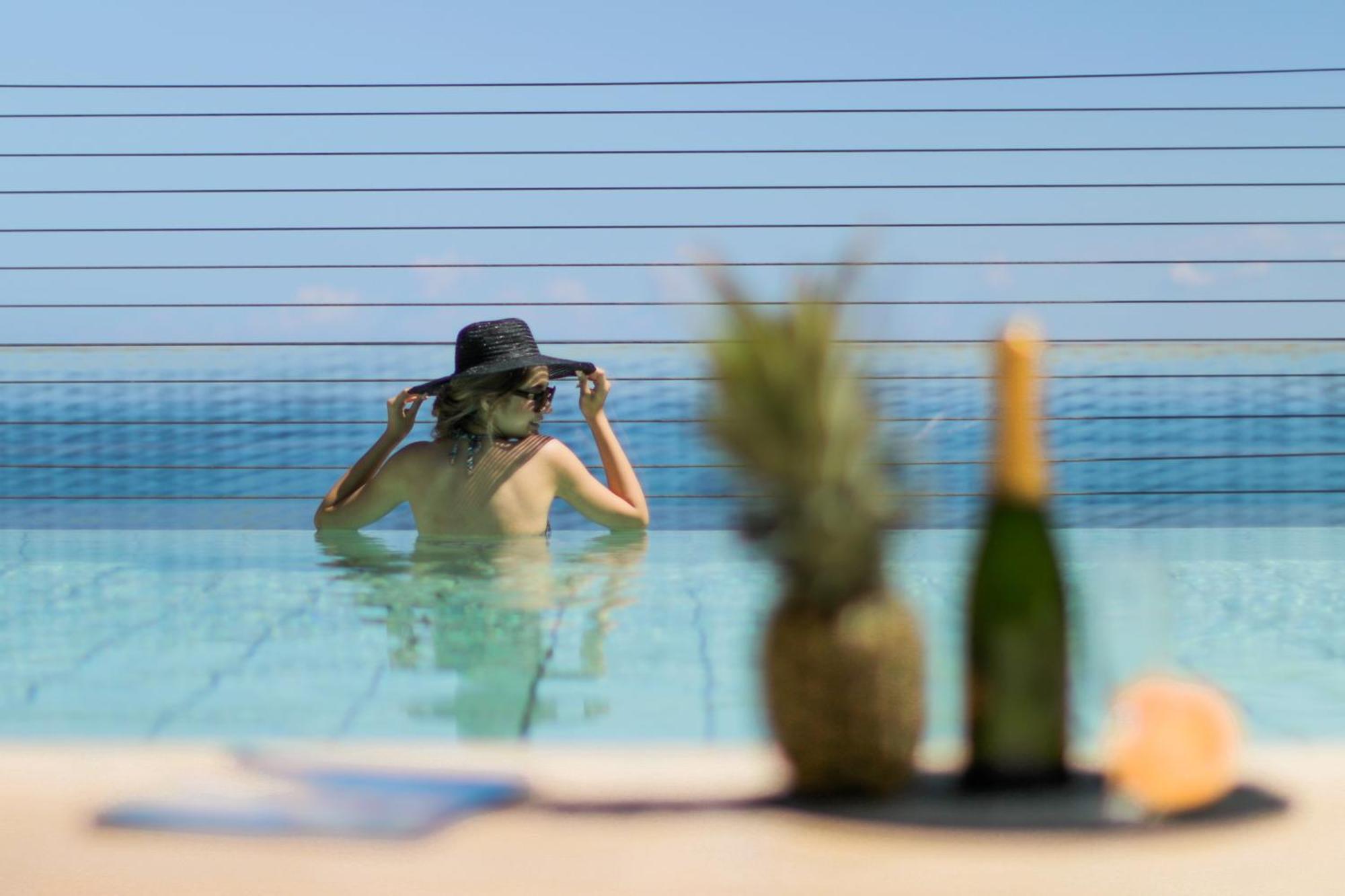 Gefinor Rotana - Beirut Ξενοδοχείο Εξωτερικό φωτογραφία A woman in a swimming pool