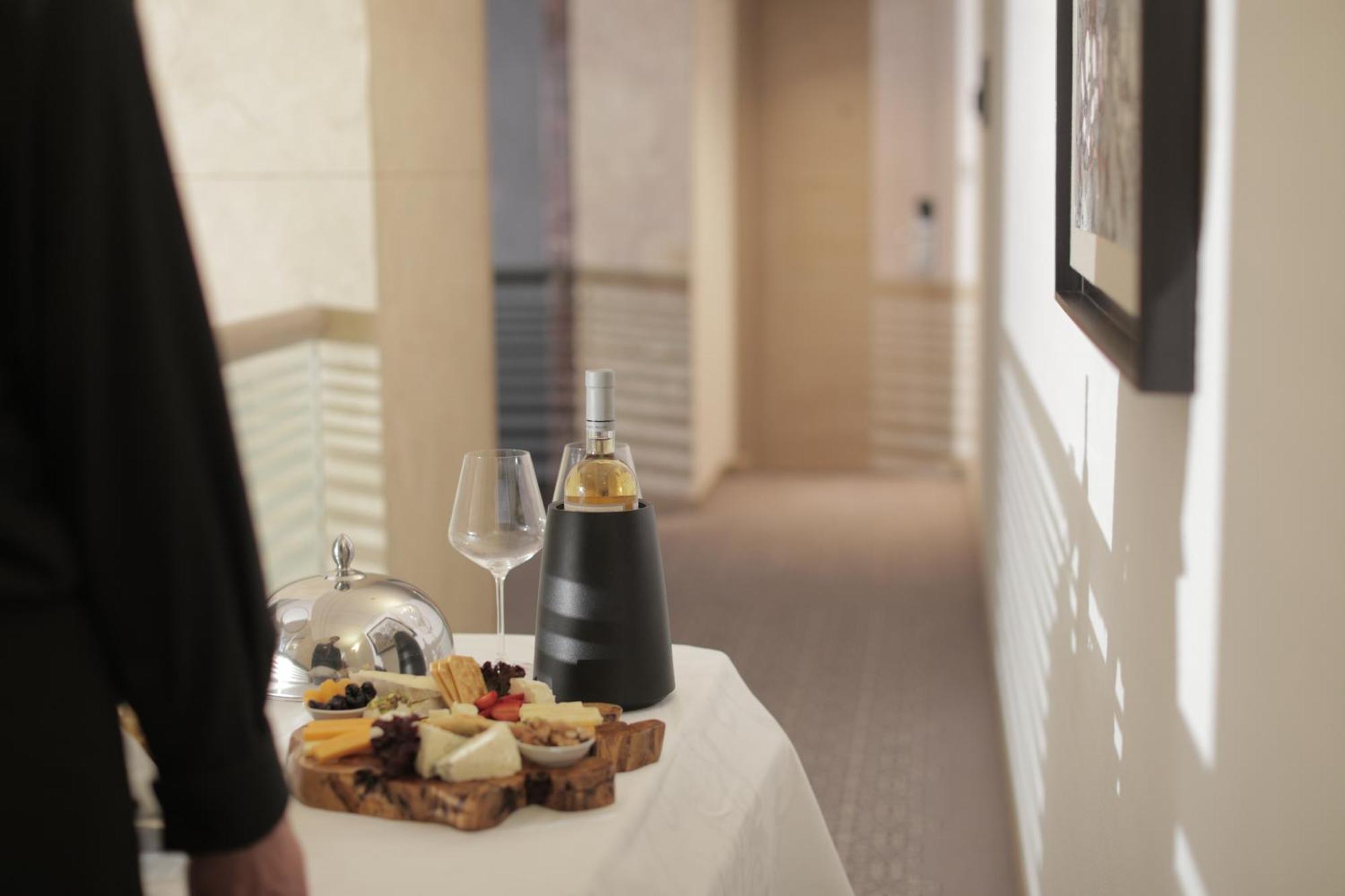 Gefinor Rotana - Beirut Ξενοδοχείο Εξωτερικό φωτογραφία A room service tray