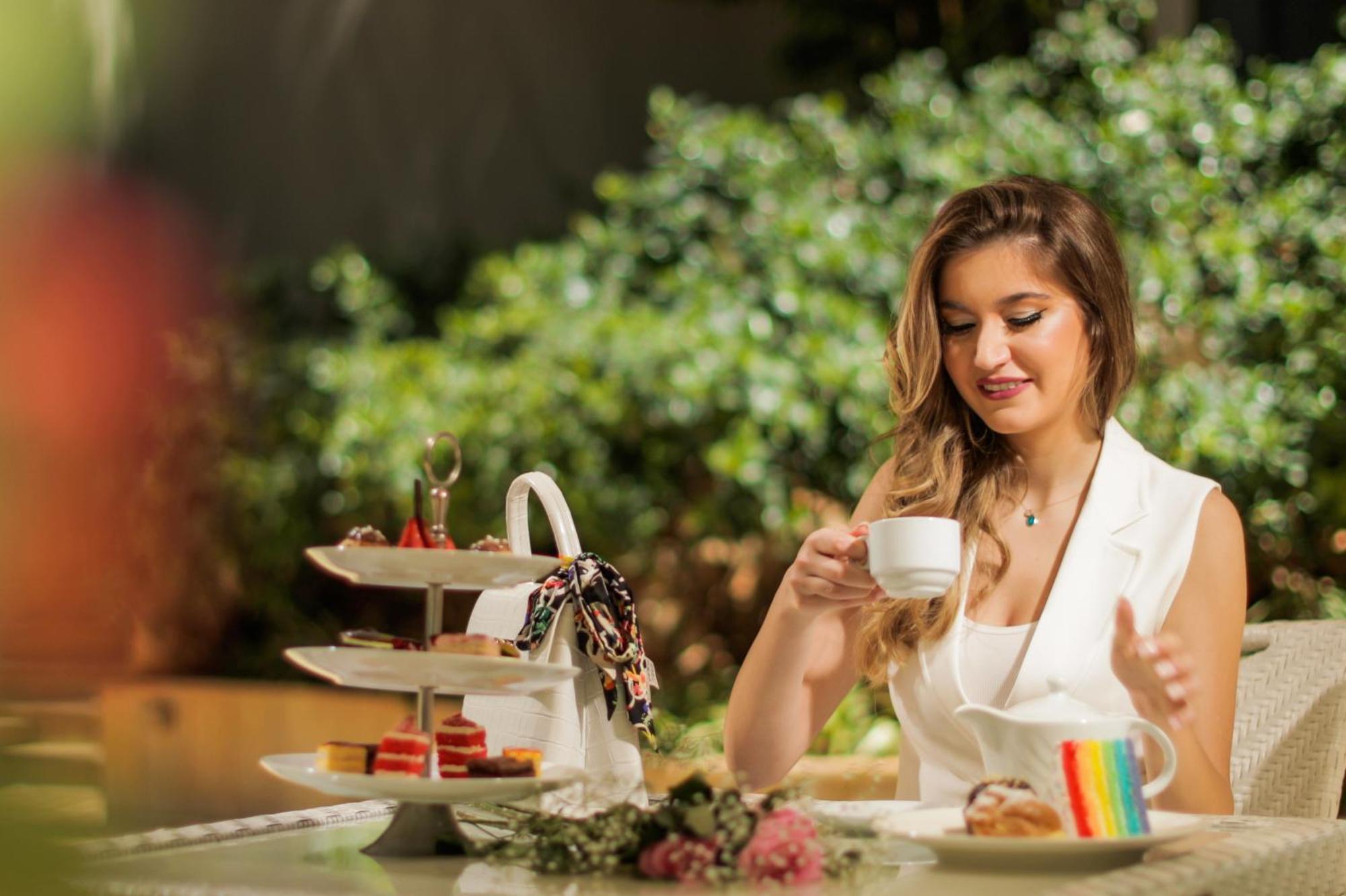 Gefinor Rotana - Beirut Ξενοδοχείο Εξωτερικό φωτογραφία A woman drinking tea