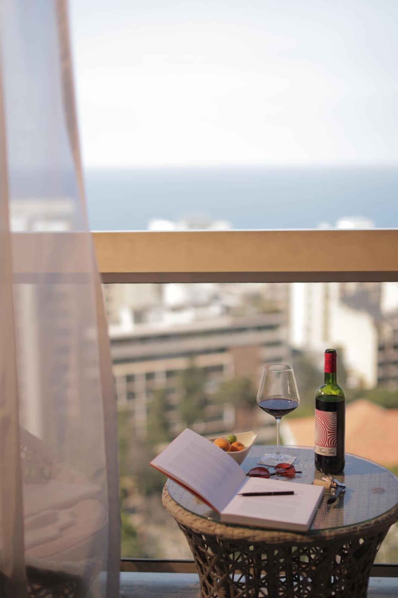 Gefinor Rotana - Beirut Ξενοδοχείο Εξωτερικό φωτογραφία A wine bottle and glass