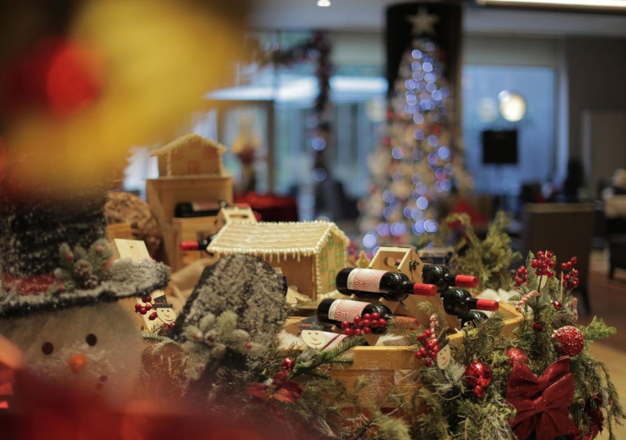 Gefinor Rotana - Beirut Ξενοδοχείο Εξωτερικό φωτογραφία A Christmas display at the hotel