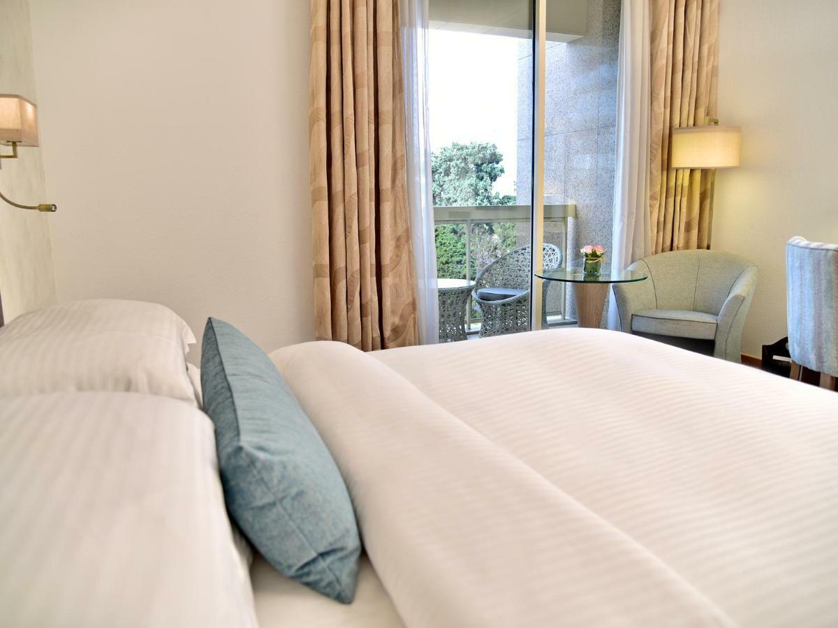 Gefinor Rotana - Beirut Ξενοδοχείο Εξωτερικό φωτογραφία A room at the hotel