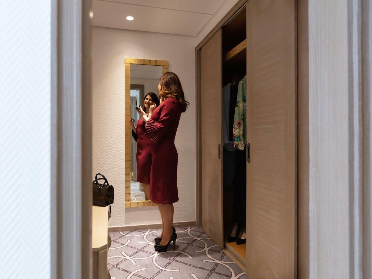 Gefinor Rotana - Beirut Ξενοδοχείο Εξωτερικό φωτογραφία A woman in a hotel room