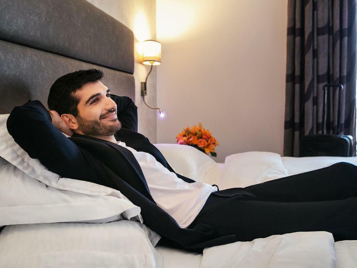 Gefinor Rotana - Beirut Ξενοδοχείο Εξωτερικό φωτογραφία A man relaxing on a massage chair